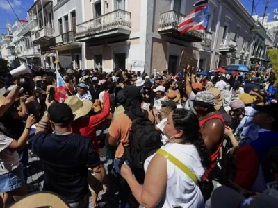 Cientos de personas protestan en Puerto Rico contra proyecto turístico-residencial en la costa suroeste