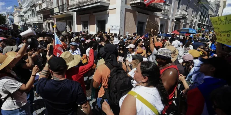 Cientos de personas protestan en Puerto Rico contra proyecto turístico-residencial en la costa suroeste