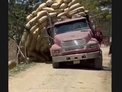 Camión cargado de arroz se vuelca en canal de riego en La Vega; conductor logra salir a tiempo