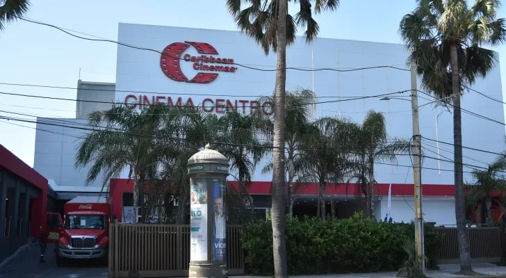 Incidente armado en Caribbean Cinema deja un muerto y un policía herido