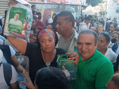 Víctor Pavón distribuye cientos de combos de habichuelas con dulce y kits de primeros auxilios en SDN por Semana Santa 2026