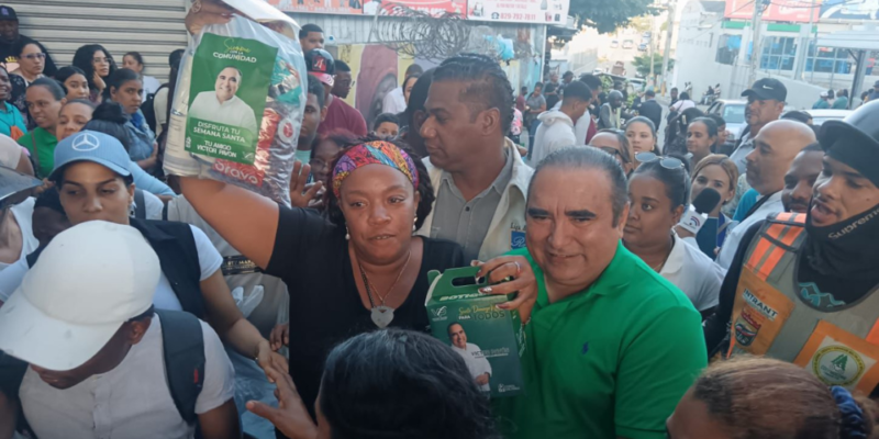 Víctor Pavón distribuye cientos de combos de habichuelas con dulce y kits de primeros auxilios en SDN por Semana Santa 2026
