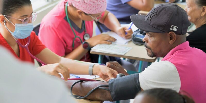Raymond Rodríguez y Fundación GBC benefician a más de 500 personas con operativo de salud en Gualey, D.N