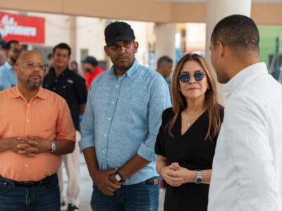 Carolina Mejía supervisa trabajos realizados en el parque V Centenario y su entorno en Villa Juana