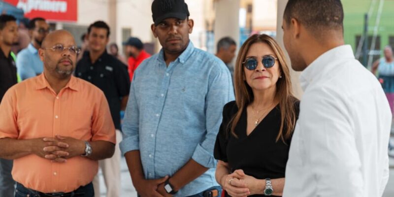 Carolina Mejía supervisa trabajos realizados en el parque V Centenario y su entorno en Villa Juana