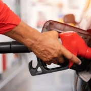 Crisis global no afectará los bolsillos dominicanos: precios de combustibles se mantienen en está semana