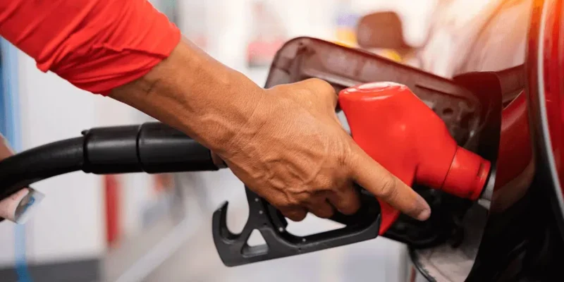 Crisis global no afectará los bolsillos dominicanos: precios de combustibles se mantienen en está semana