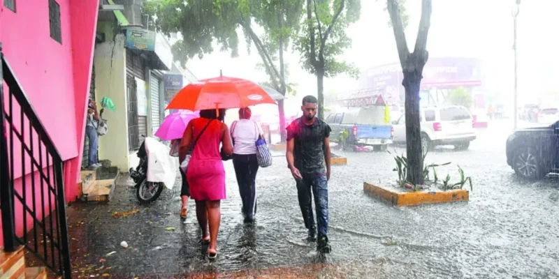 COE mantiene alertas en 17 provincias por vaguada y advierte sobre inundaciones