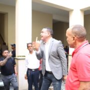 Imponen querella contra comunicador por agresión en el Palacio de Justicia de Ciudad Nueva