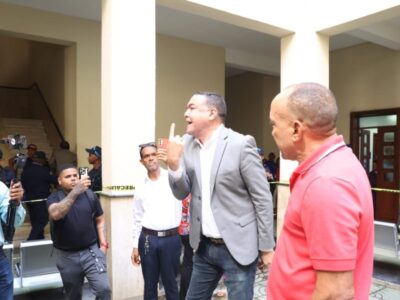 Imponen querella contra comunicador por agresión en el Palacio de Justicia de Ciudad Nueva