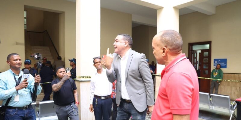 Imponen querella contra comunicador por agresión en el Palacio de Justicia de Ciudad Nueva