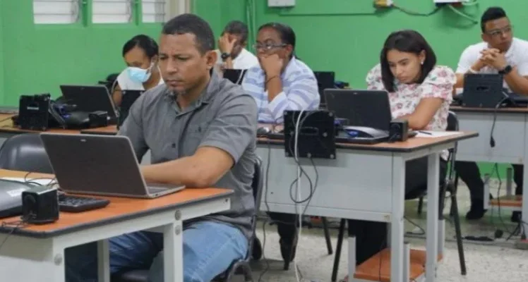 Más de 115 mil docentes participarán este lunes en nueva etapa de evaluación