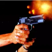 Muere joven en presunto intercambio de disparos con agentes en La Caoba; esperan versión oficial