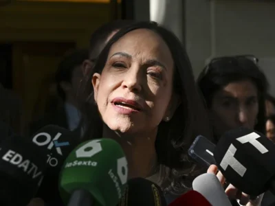 Machado dice que Petro debería buscar la paz en Colombia y no promover la violencia en Venezuela