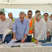Abinader y Eduardo Estrella supervisan avances en trabajos del nuevo malecón de Nagua