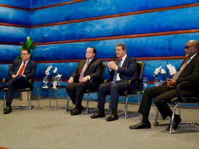 Leonel Fernández valora diálogo “cordial y respetuoso” con comisión oficial