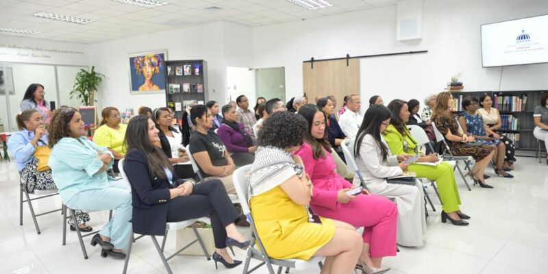 Conmemoran natalicio de Abigail Mejía con conferencia sobre la “construcción de la voz femenina”