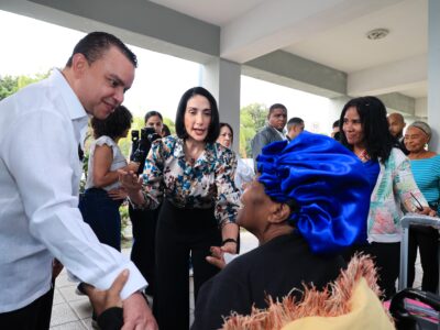 Primera dama y director del SNS realizan visita al INCART