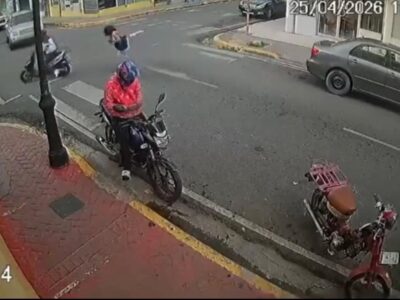 Hombre en pasola arrebata cadena a mujer a plena luz del día en centro de Santiago