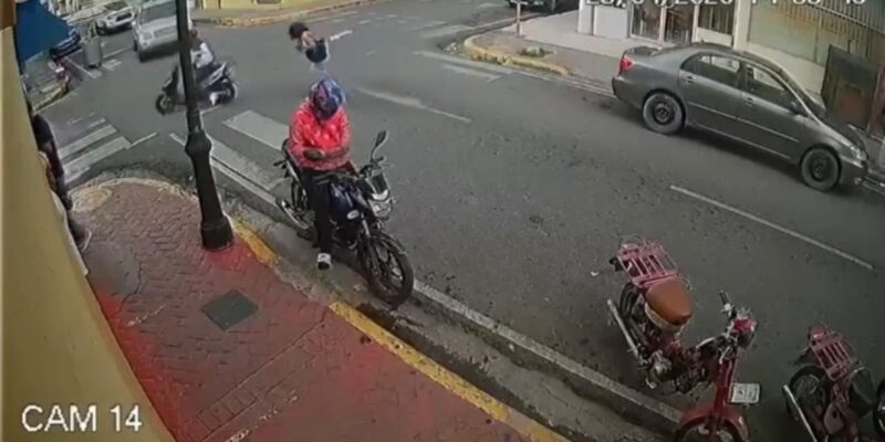 Hombre en pasola arrebata cadena a mujer a plena luz del día en centro de Santiago