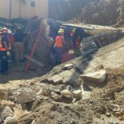 Colapso de estructura en Arroyo Abajo, Santiago, deja posible persona atrapada y activa amplio operativo de rescate