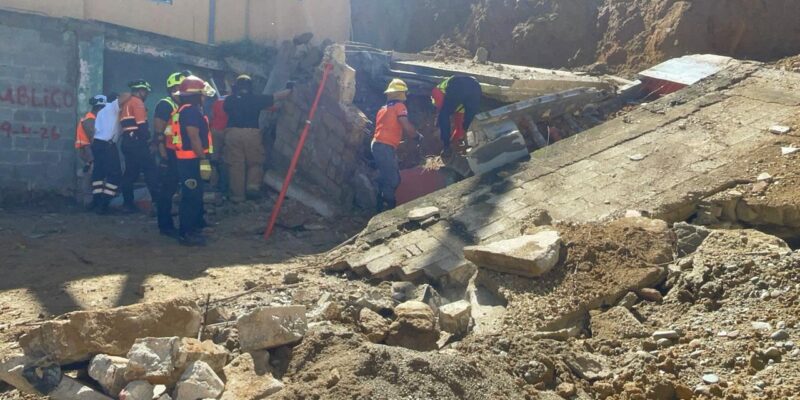Colapso de estructura en Arroyo Abajo, Santiago, deja posible persona atrapada y activa amplio operativo de rescate