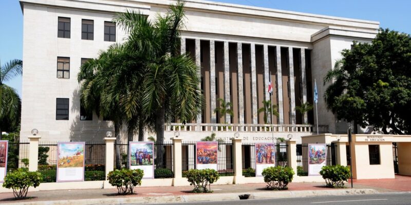 Ministerio de Educación ordena suspender docencia en zonas vulnerables por lluvias