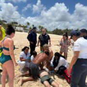 Turista colombiano muere tras ser arrastrado por olas en Bávaro