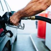 Suben precios de gasolinas y gasoil entre RD$7 y RD$9