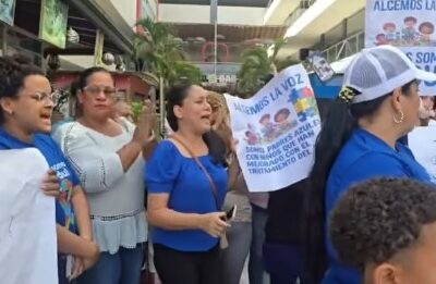 Padres de niños con autismo protestan en apoyo al doctor Ernesto Fadul