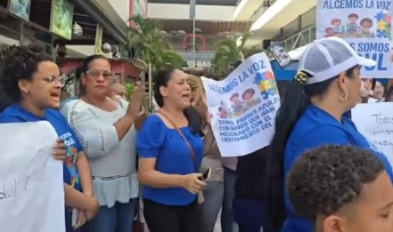 Padres de niños con autismo protestan en apoyo al doctor Ernesto Fadul