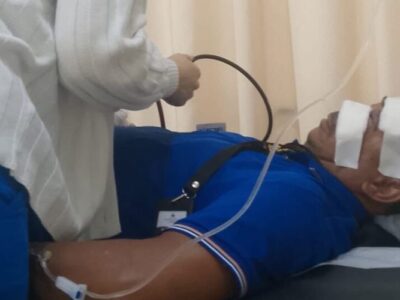 Multitud agrede brutalmente a chofer de autobús lleno de niños en El Café de Herrera