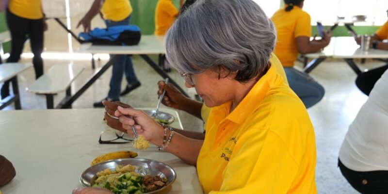INABIE asegura alimentación escolar para casi 150 mil jóvenes y adultos de Oportunidad 14-24 y Prepara