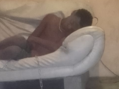 Desesperada, madre amarra a su hijo y clama ayuda por su adicción a la drogadicción en Villa Mella
