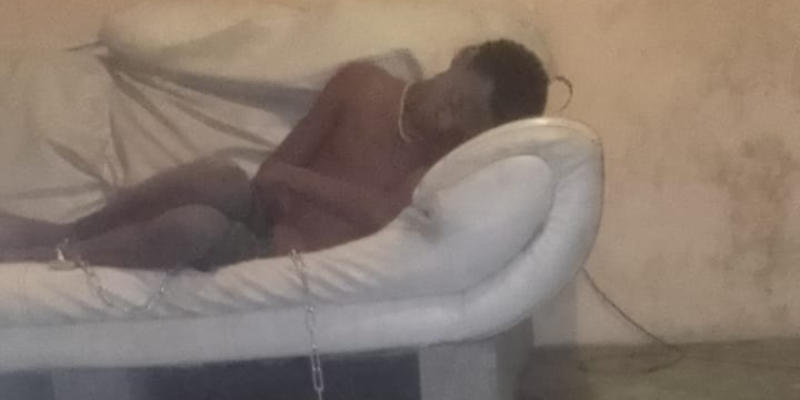 Desesperada, madre amarra a su hijo y clama ayuda por su adicción a la drogadicción en Villa Mella