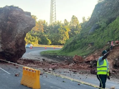 Desprendimiento de roca afecta tránsito en la Autopista del Nordeste