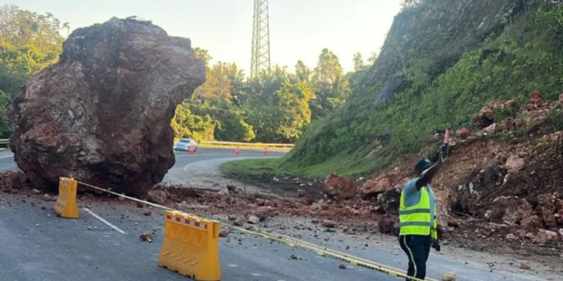 Desprendimiento de roca afecta tránsito en la Autopista del Nordeste