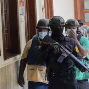 Imponen un año de prisión preventiva a presunta red acusada de fraude contra el BHD