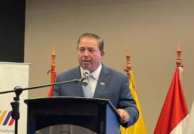 Héctor Porcella participó como expositor en Foro Andino, en Ecuador