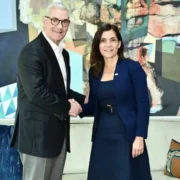 Gonzalo Castillo recibe visita de la embajadora de EE. UU. en medio de su reactivación política
