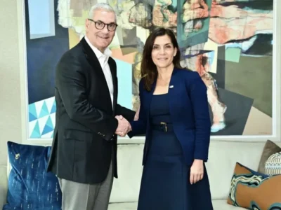 Gonzalo Castillo recibe visita de la embajadora de EE. UU. en medio de su reactivación política