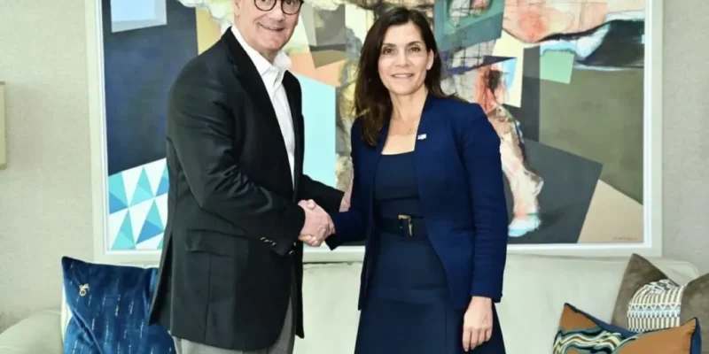 Gonzalo Castillo recibe visita de la embajadora de EE. UU. en medio de su reactivación política