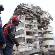 Bomberos, perros, drones, forenses: así ayuda la comunidad internacional a Venezuela
