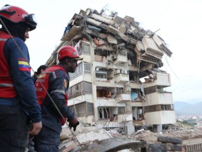 Bomberos, perros, drones, forenses: así ayuda la comunidad internacional a Venezuela