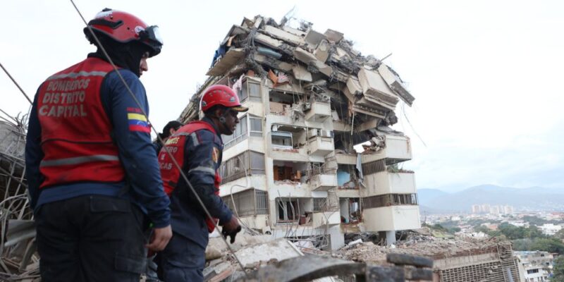 Bomberos, perros, drones, forenses: así ayuda la comunidad internacional a Venezuela