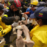 Venezuela no pierde la esperanza: continúan las labores de rescate entre los escombros