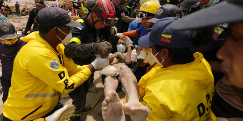 Venezuela no pierde la esperanza: continúan las labores de rescate entre los escombros