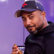 Ariel Santana estrenará “Mal de la cabeza”, un monólogo cargado de humor y sátira en Velvet Room