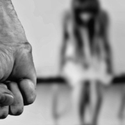 Mujer acusa a su exesposo de intentar asesinarla por celos tras casarse con otra mujer