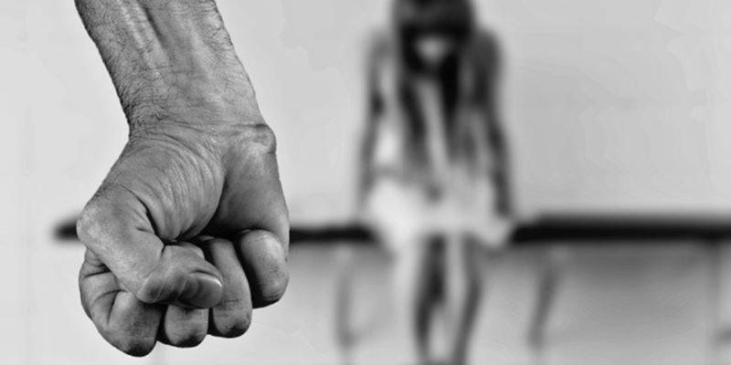 Mujer acusa a su exesposo de intentar asesinarla por celos tras casarse con otra mujer